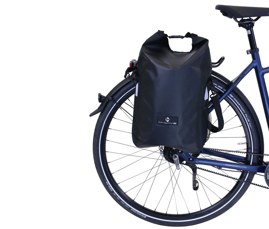 Detailansicht des Hinterrads eines blauen HAWK Bikes Trekkingrads mit schwarzer M-Wave Tasche.