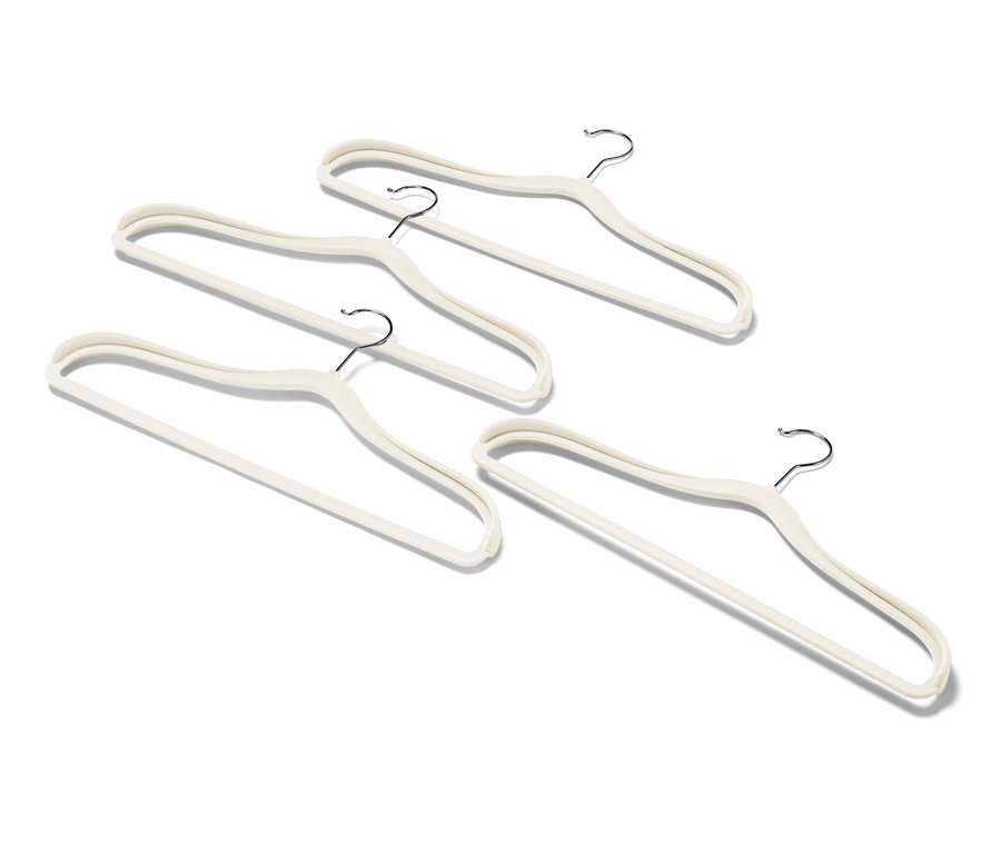 Vier schulterverstärkte Kleiderbügel liegen auf einem weißen Hintergrund.