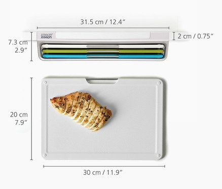 Joseph Joseph Schneidebrett-Set »Folio Slim« mit geschnittenem Hähnchen auf einem weißen Brett.