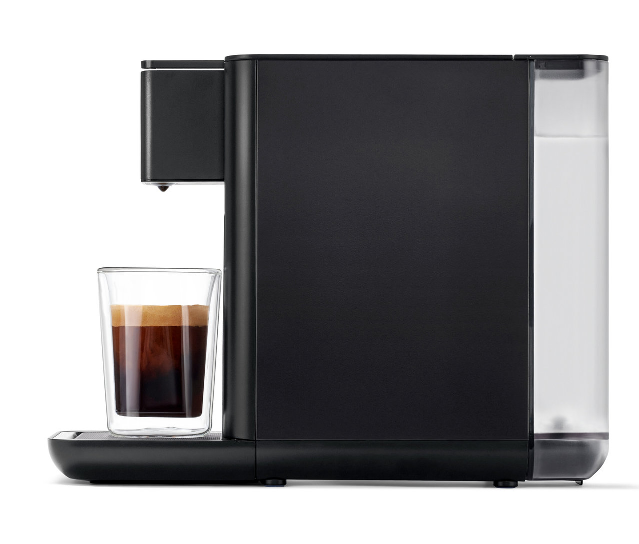 Qbo ICONIC Dark Chrome Kaffeemaschine mit Tasse Kaffee.