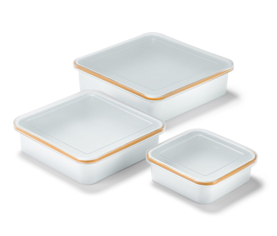 Drei Emaille-Auflaufformen mit Deckel in verschiedenen Größen.