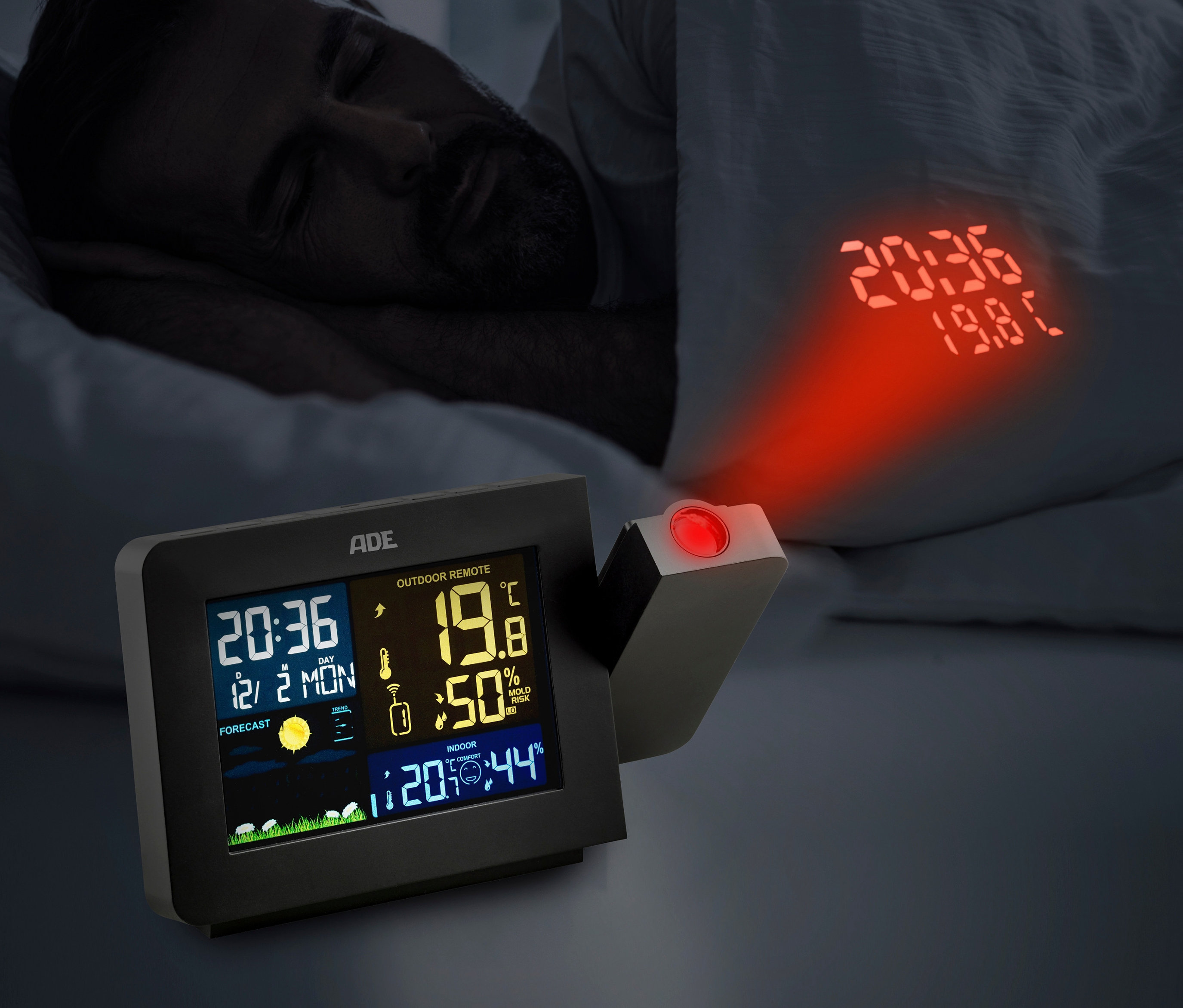 Mann schläft im Bett, auf dem Nachttisch steht eine schwarze ADE Wetterstation mit Funk-Außensensor und Projektion, die rote Ziffern an die Wand projiziert.