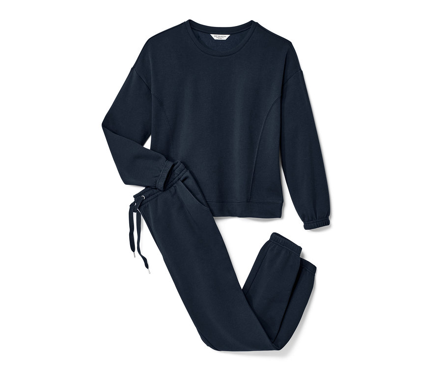 Dunkelblauer Hausanzug.