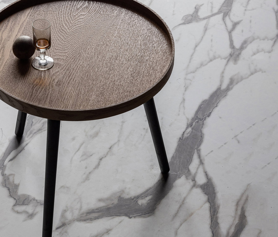 Glas und Kugel auf Woood Beistelltisch »Mesa M«, Holz naturfarben auf Marmorboden.