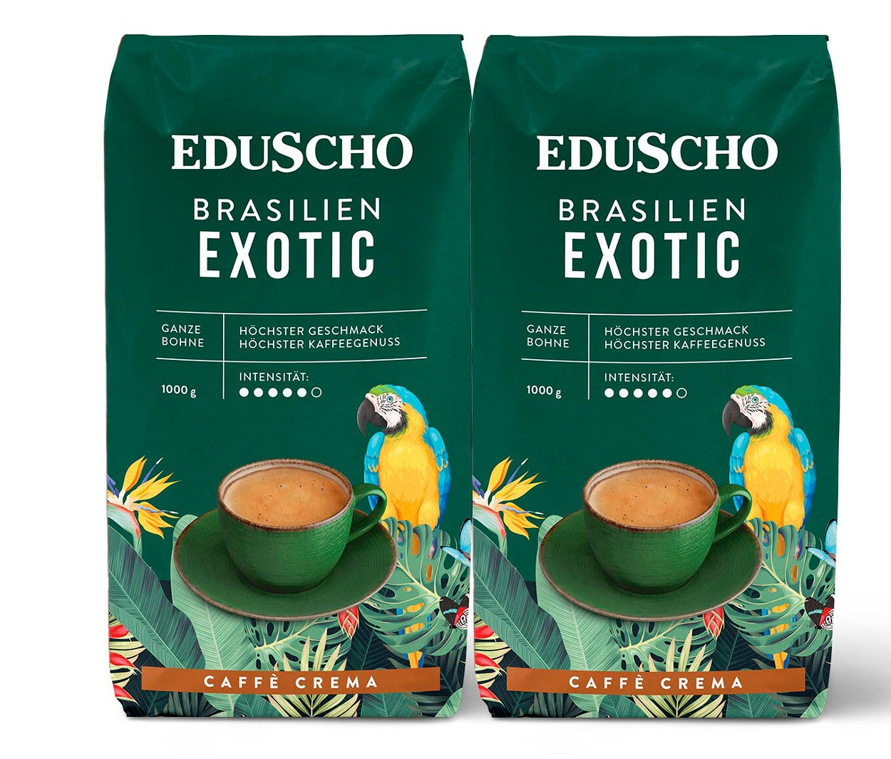 Zwei Packungen EDU CC Brasilien 1000g GB und eine Tasse Kaffee.