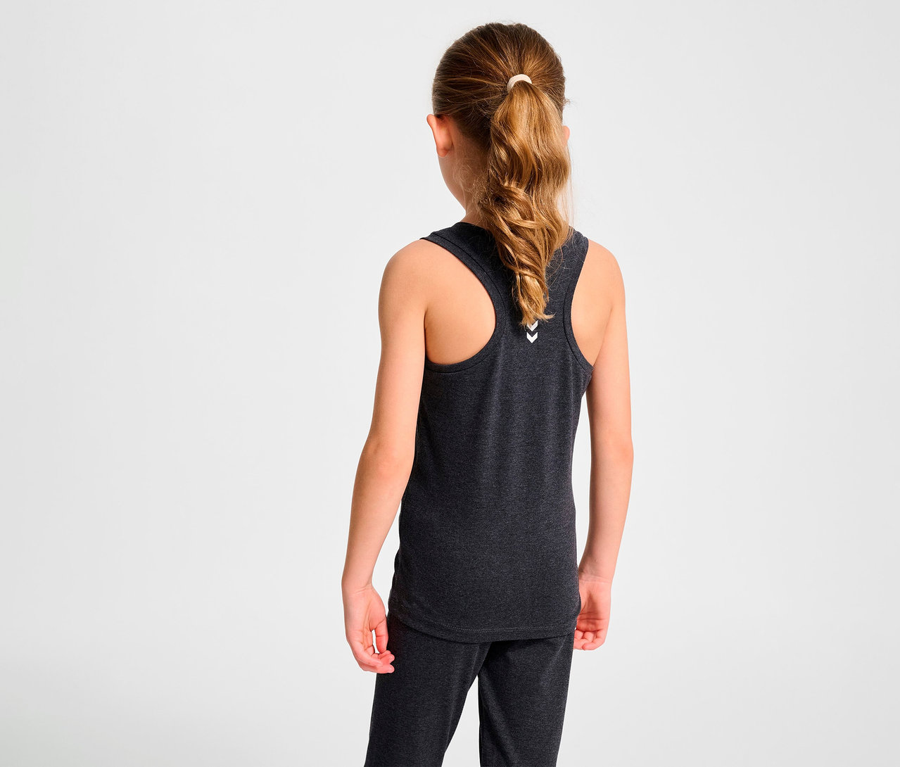 Mädchen trägt HUMMEL HMLJR Top.