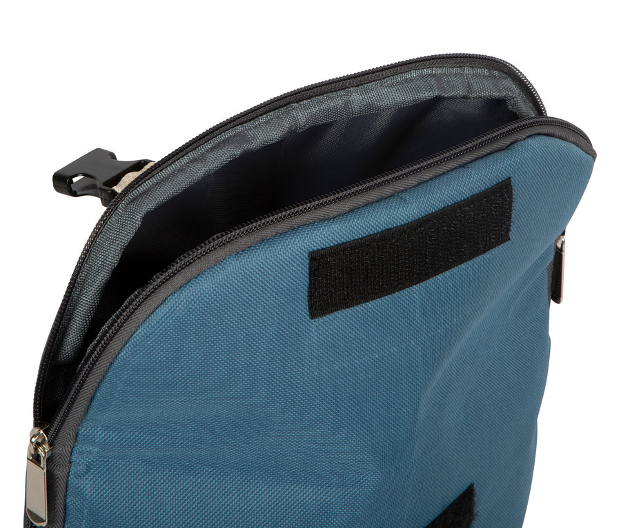 Detailaufnahme einer offenen, blauen Tasche mit schwarzem Reißverschluss und Klettverschluss.