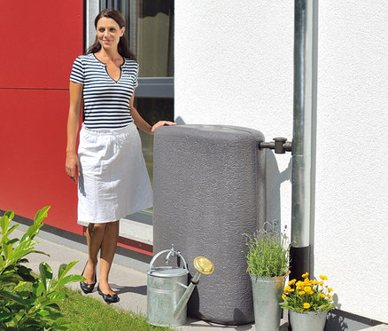 Frau steht neben dem grauen Garantia Regentonne-Komplett-Set »Terranova«, ca. 275 l.