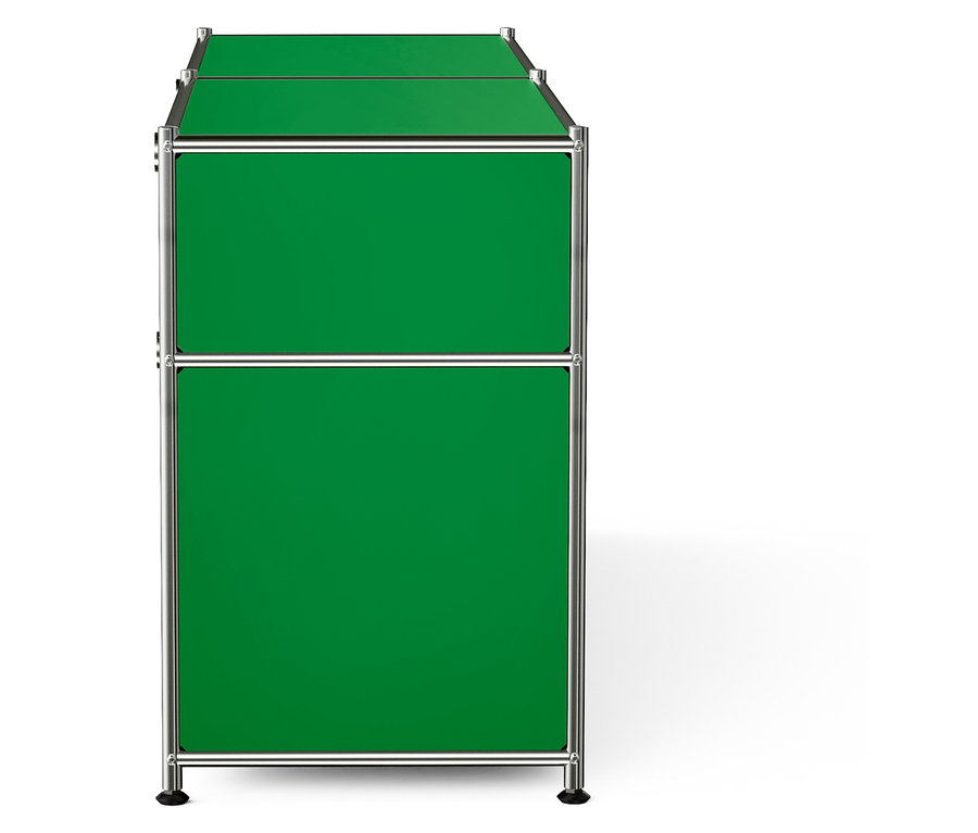 Grüner Schrank mit zwei Regalen und silbernem Rahmen.