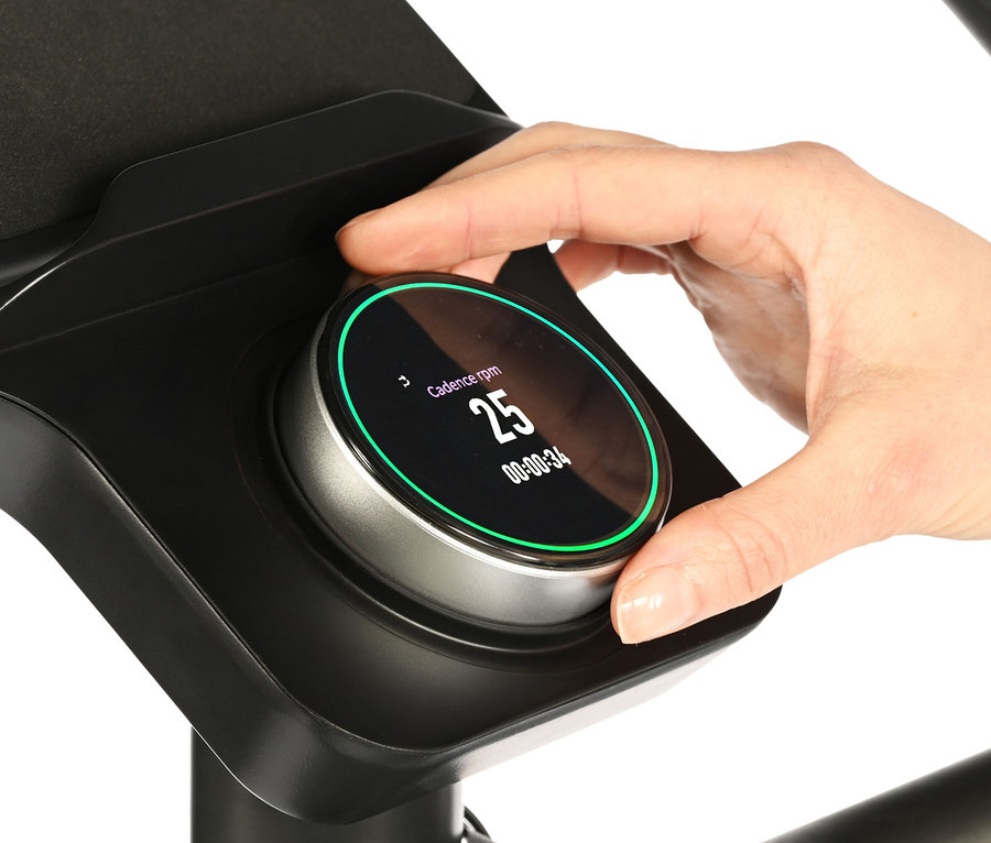 Eine Hand justiert eine Anzeige mit 25 U/min auf einem schwarzen Gerät.