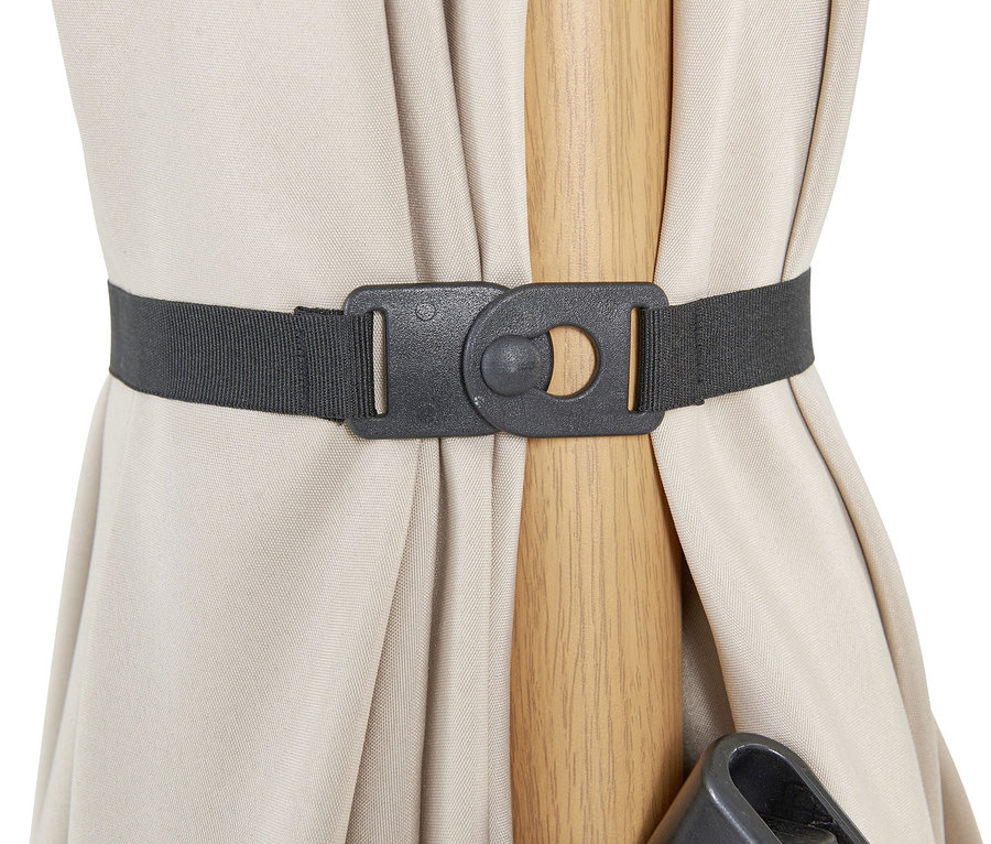 Detail eines beigen Leco Ampelschirm* Ø 300 cm, der mit einem schwarzen Gurt mit Schnalle um einen Holzstab gerafft ist.