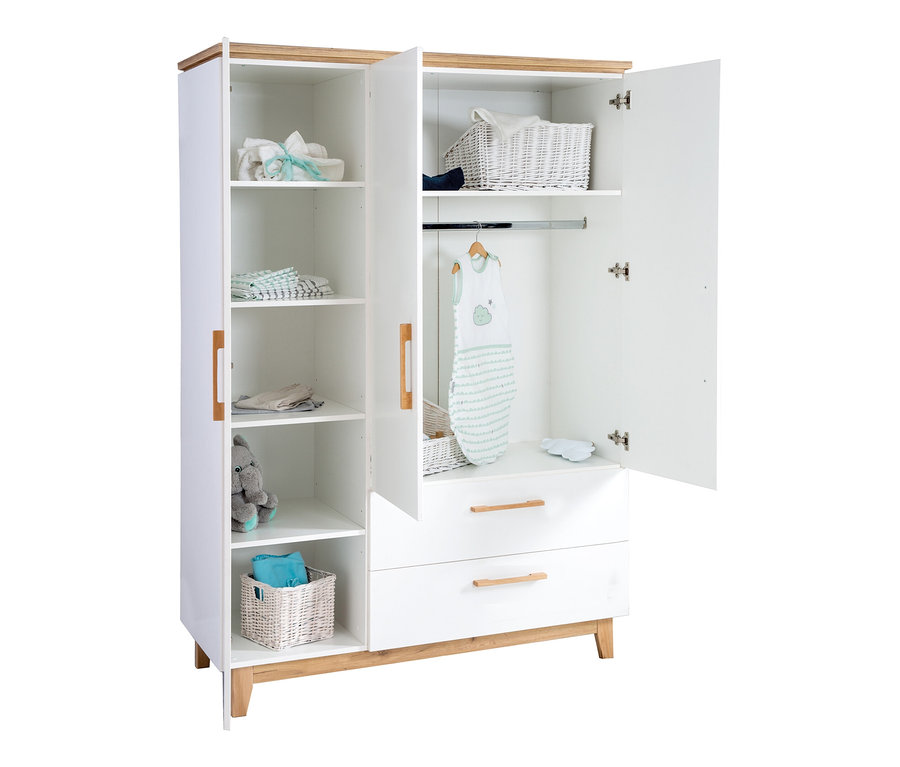 Geöffneter roba »Finn« 3-türiger Kleiderschrank mit Regalen und Schubladen, gefüllt mit Kleidung, Spielzeug und Körben.