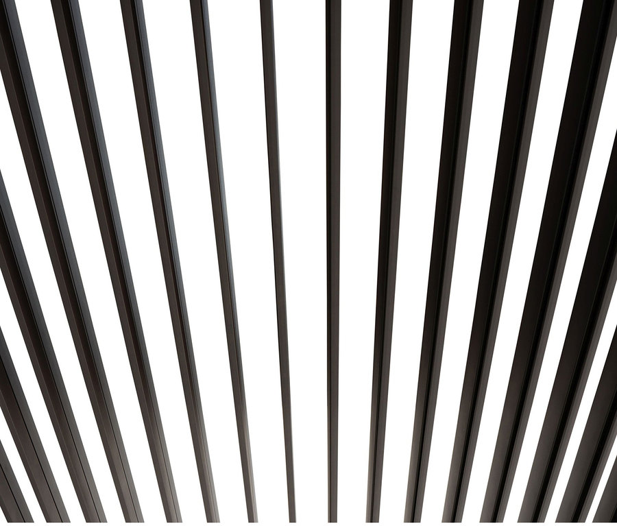 Detail einer anthrazitfarbenen Leco Premium Pergola, 3 x 4 m, inklusive 2 Seitenwänden.