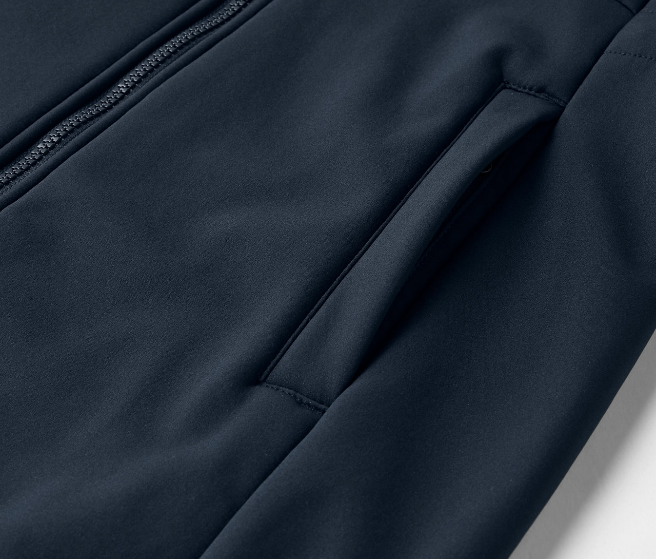 Detailansicht eines marineblauen Softshellmantels.