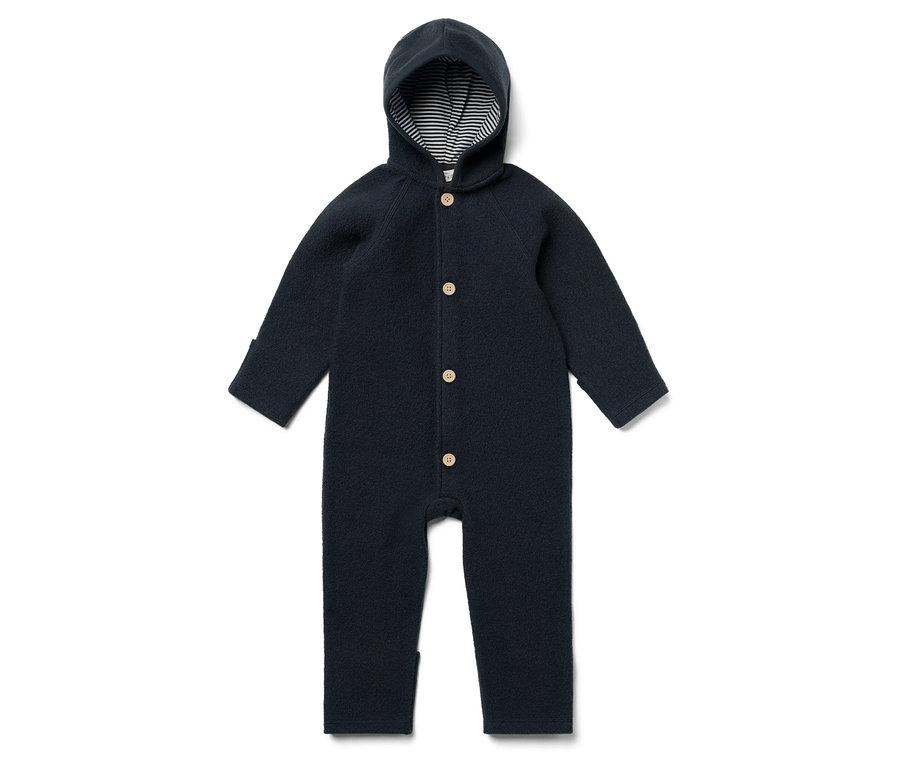 Marineblauer Baby-Overall mit Kapuze und gestreiftem Futter, geknöpft.