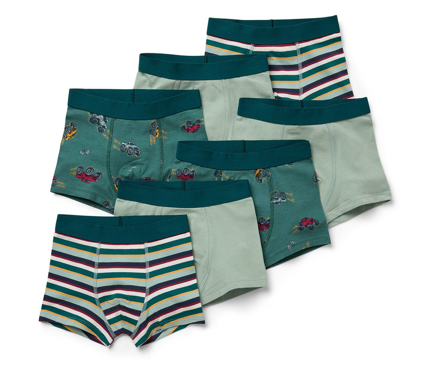 Ein Set aus sechs Jungen-Boxershorts: zwei grüne mit Autoaufdruck, zwei hellgrüne und zwei gestreifte.
