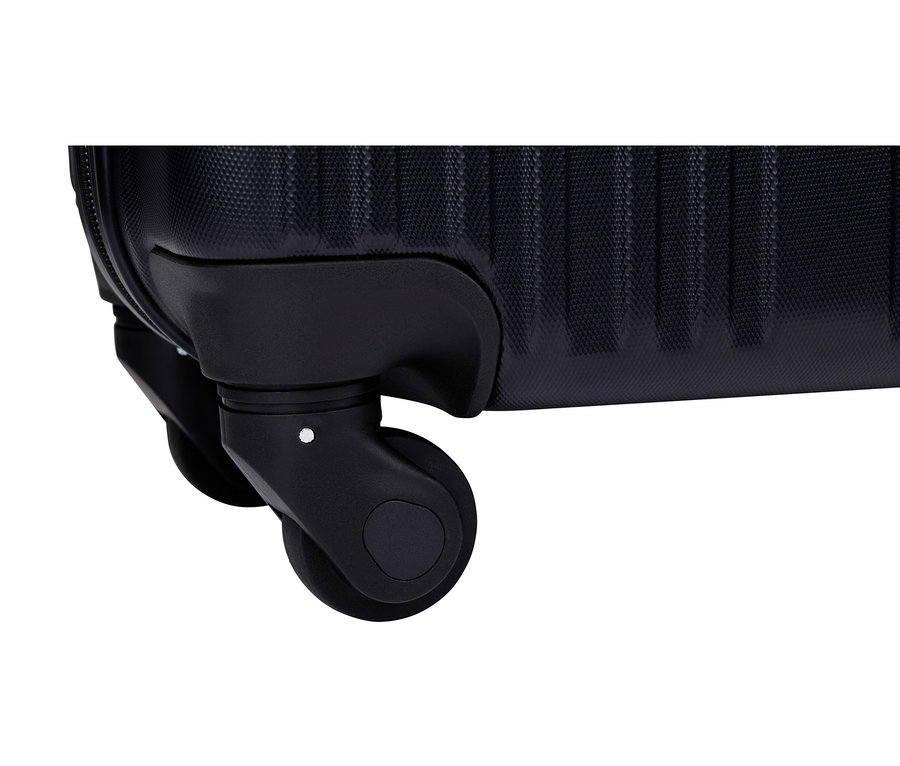 Nahaufnahme der schwarzen Räder eines Gepäckstücks mit dunkler, strukturierter Oberfläche.