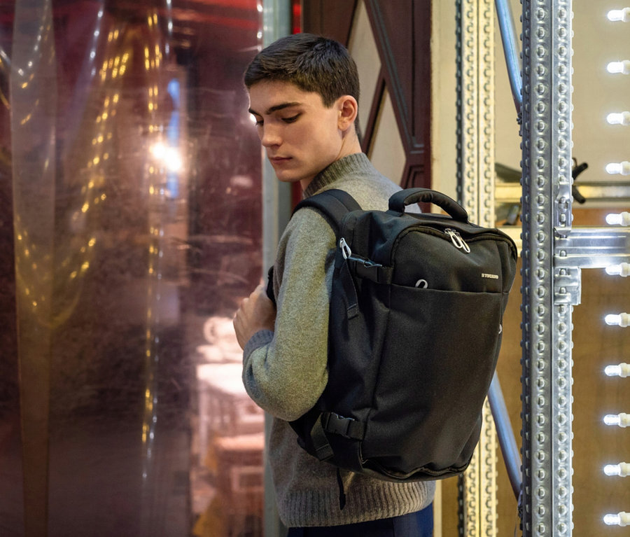 Mann trägt einen schwarzen Tucano TUGO Kabinenrucksack mit Laptopfach.