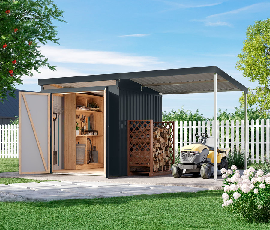 Im Garten steht ein grauer Geräteschuppen mit offenstehender Tür, neben einem Unterstand mit einem gelben Rasenmäher und einem Holzstapel.