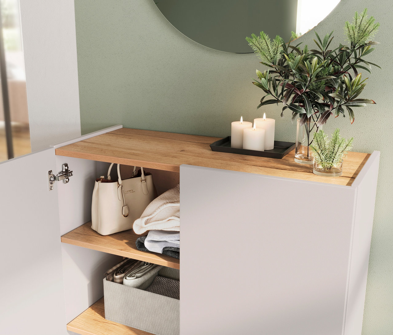 Offener weißer Schrank mit beiger Handtasche, gefalteter Kleidung und Dekorationen.