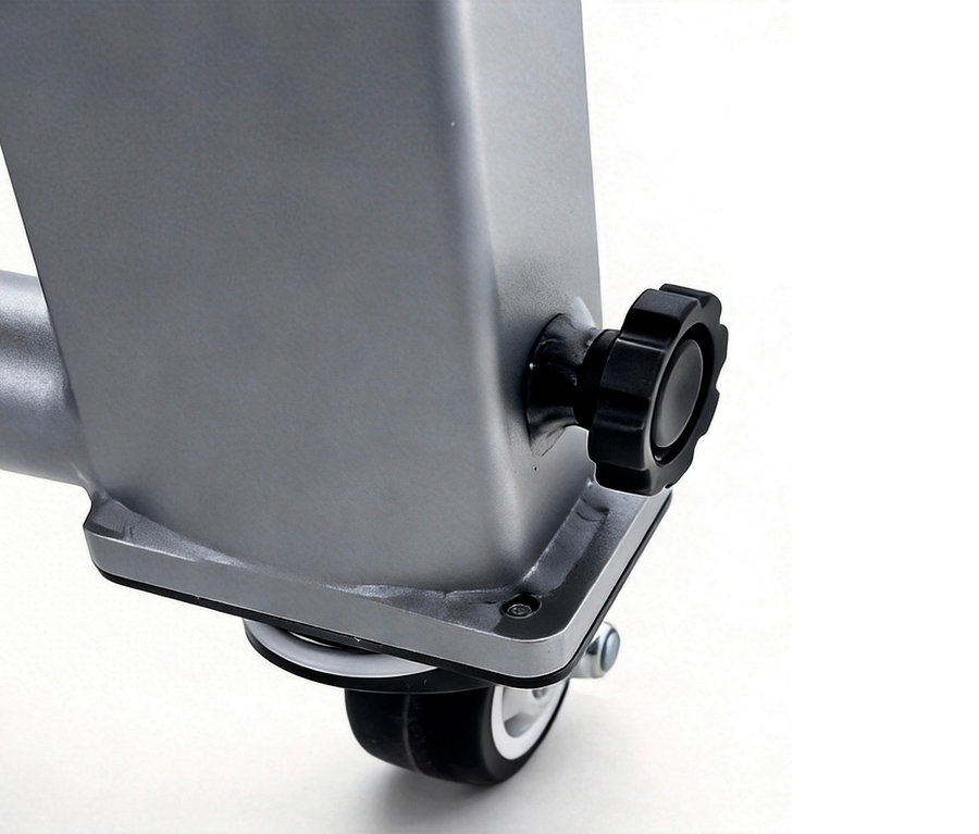 Detailaufnahme vom Rad einer Leco Sonnenliege mit Ampelschirm, mit schwarzem Feststellknopf.