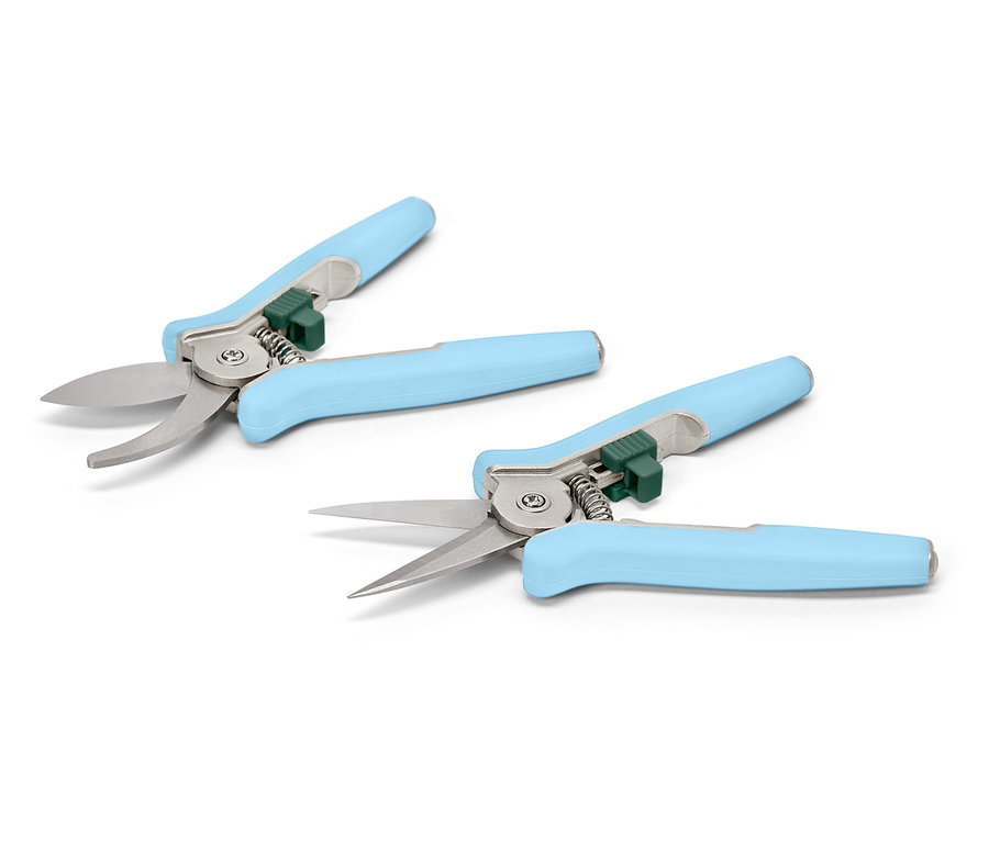 Zwei Gartenscheren mit hellblauen Griffen und silbernen Klingen liegen auf einem weißen Hintergrund.