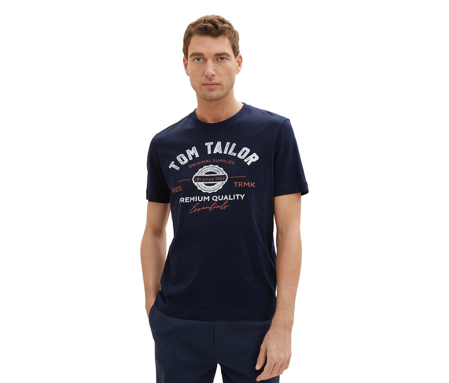 Mann trägt ein Tom Tailor T-Shirt mit Logo, Sky Captain Blue.