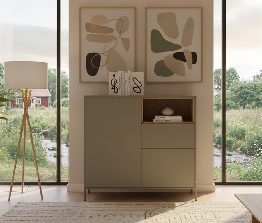 Wohnzimmer mit Highboard »Hygge« in Salbeigrün, daneben Stehlampe. Auf dem Schrank Deko-Bücher, darüber zwei abstrakte Bilder.