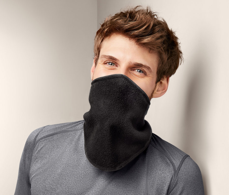 Mann trägt einen Kälteschutzkragen.
