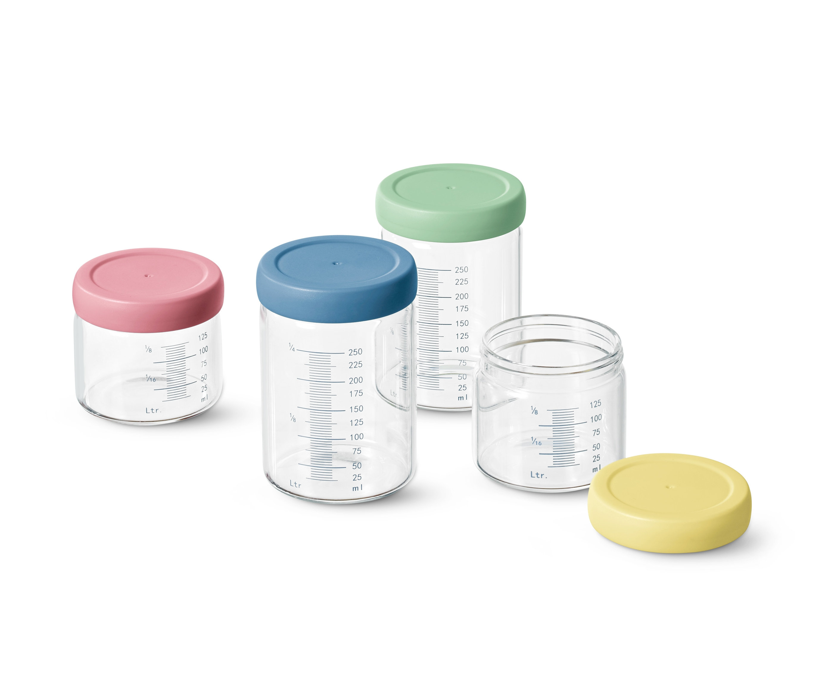 Vier Portioniergläser mit farbigen Deckeln und Messskala.