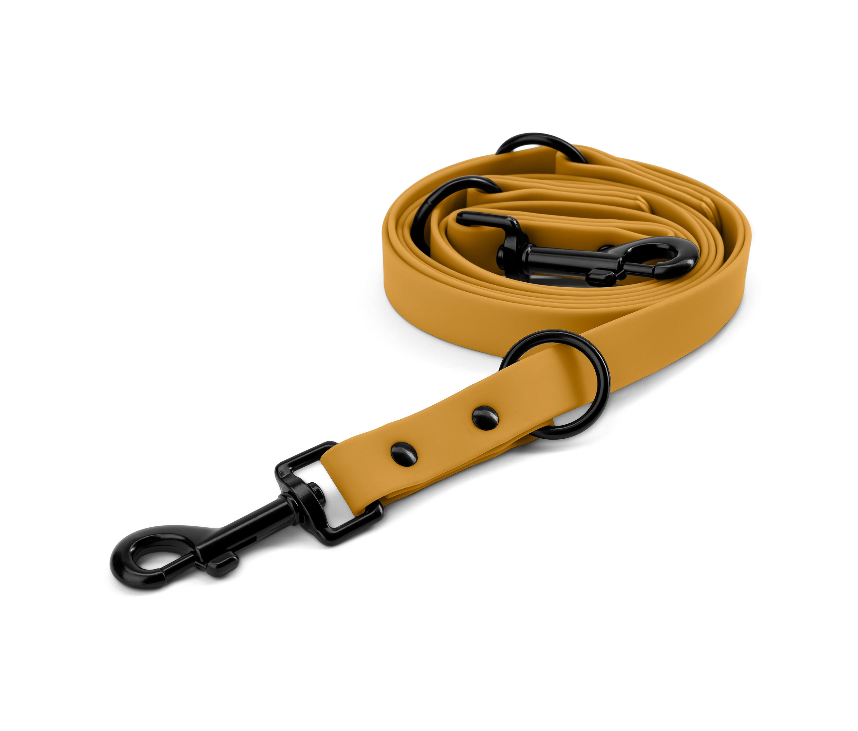 Eine gelbe, längenverstellbare Hundeleine mit schwarzem Karabiner liegt auf einem weißen Hintergrund.