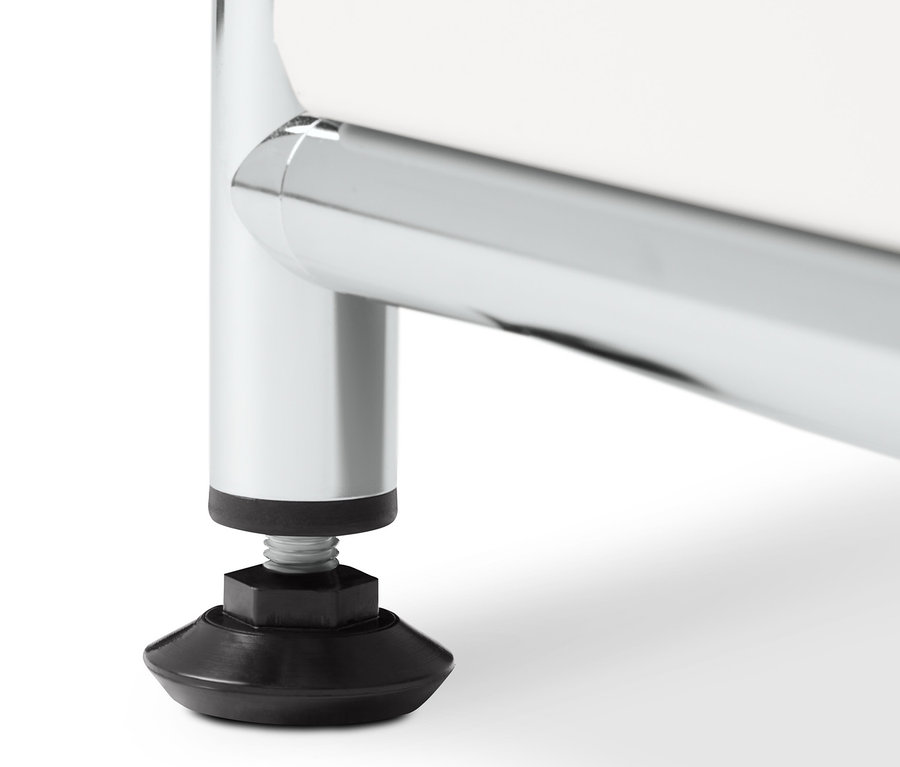 Detailansicht eines weißen Sideboards Metall »CN3« mit Klappenfächern, Chromfuß ist sichtbar.