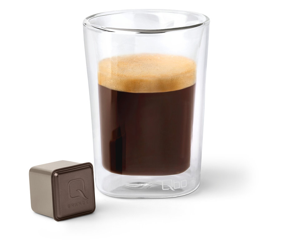 Kaffee im Glas neben Qbo Caffè Grande ESPÍRITO SÃO PAULO Kapsel.