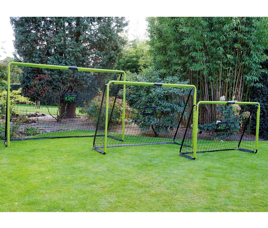 Drei EXIT Fußballtore »Tempo 1800« unterschiedlicher Größe stehen auf einer Wiese.