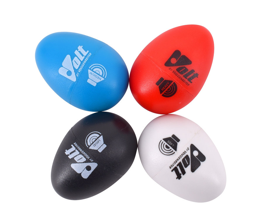 Vier eiförmige Rasseln des Voggenreiter-VOLT-Familien-Trommel-Sets in Blau, Rot, Schwarz und Weiß.