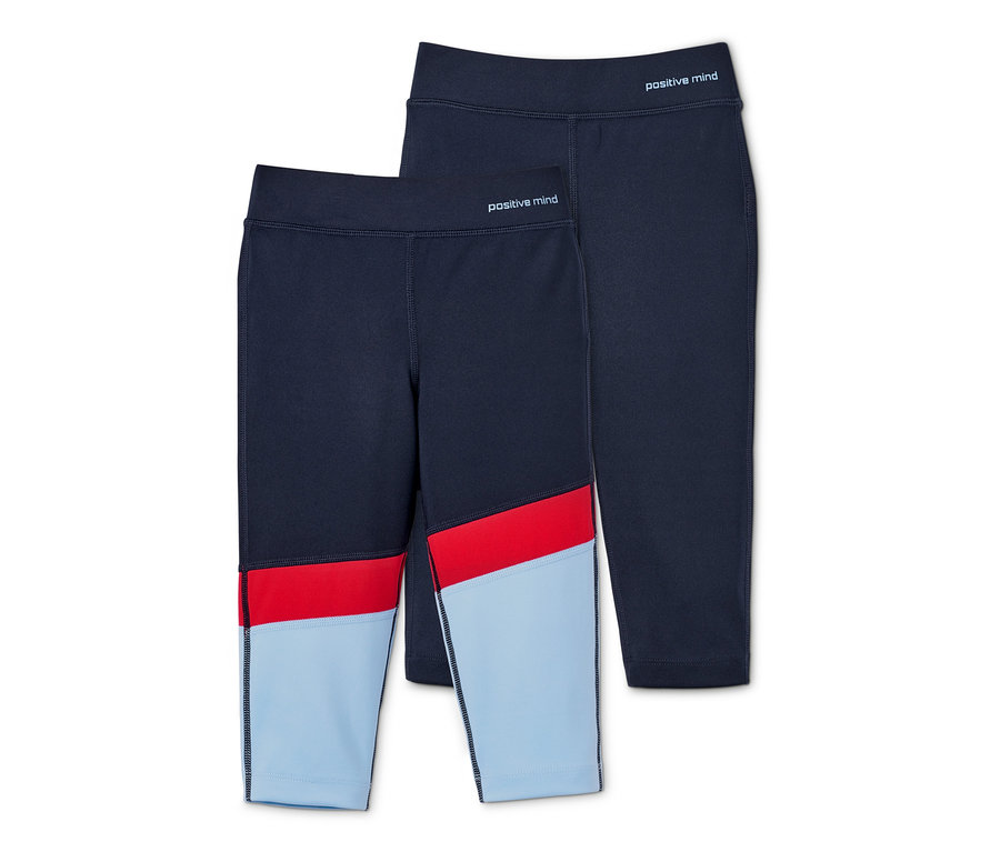 Zwei 3/4-Sporttights mit recyceltem Material im Set, eine mit roten und blauen Blöcken.