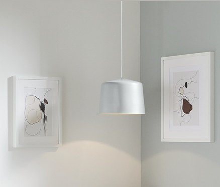 Offener, weißer Kleiderschrank mit einer Hängeleuchte aus Metall.