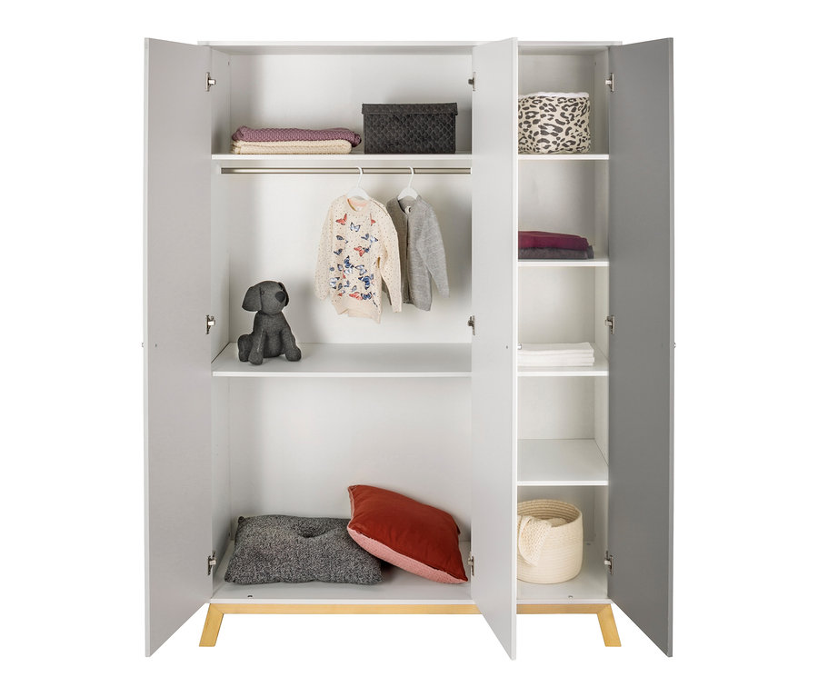 Geöffnetes dreitüriges Schardt Kinderzimmer-Set »Vegas« mit Kleidung, Spielzeug und Aufbewahrungskörben.