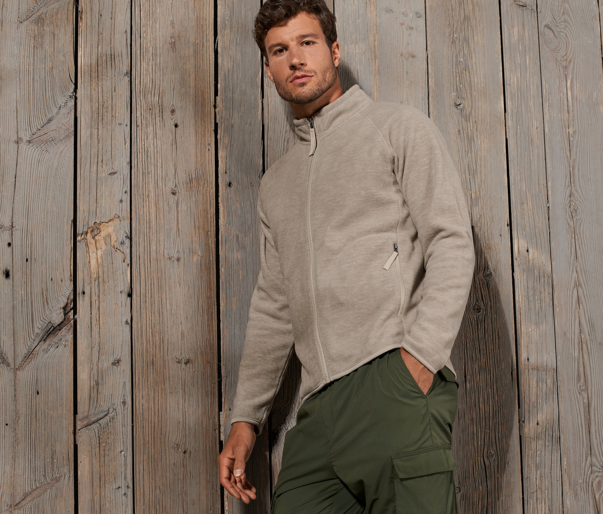 Mann posiert in Fleecejacke.