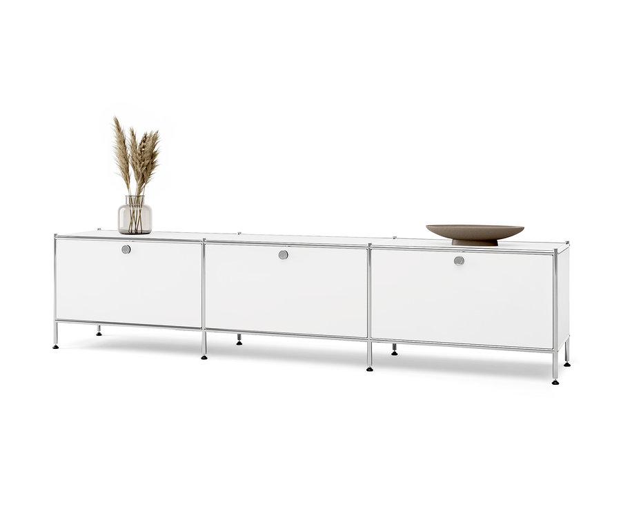 Weißes Lowboard Metall »CN3« mit 3 Klappenfächern. Auf dem Lowboard stehen eine Vase mit Gras und eine braune Schale.