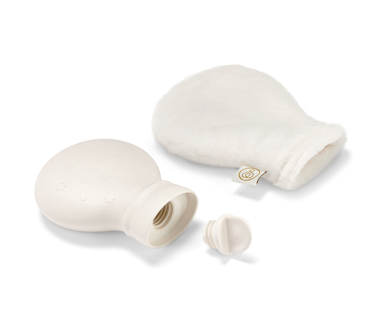 Eine Mini-Wärmflasche, ein Verschluss und eine flauschige Hülle liegen auf einem weißen Hintergrund.