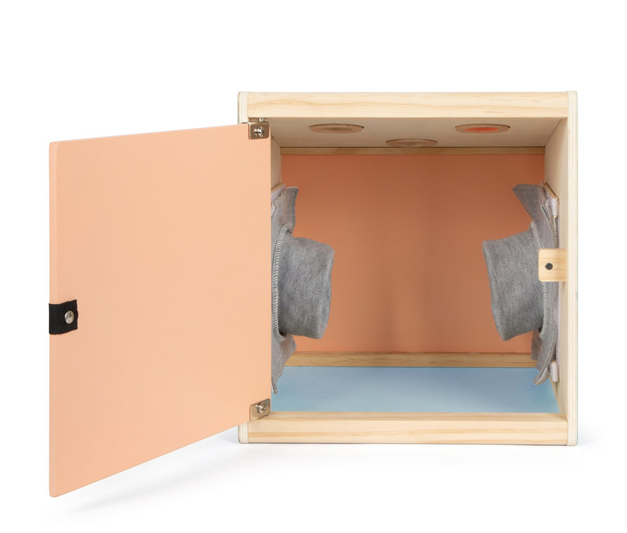 Geöffnete small foot Sinnes-und-Fühl-Box »Sensory«.