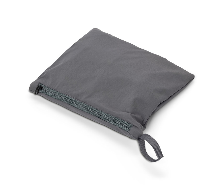 Grauer Beutel für eine Lightweight-Funktionshose mit Reissverschluss und Schlaufe.