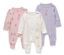 Drei Baby-Pyjamas mit Prinzessinnen-Motiv. Einer ist rosa mit Aufdruck, einer weiß mit Punkten und einer lila mit einem Prinzessinnenbild.