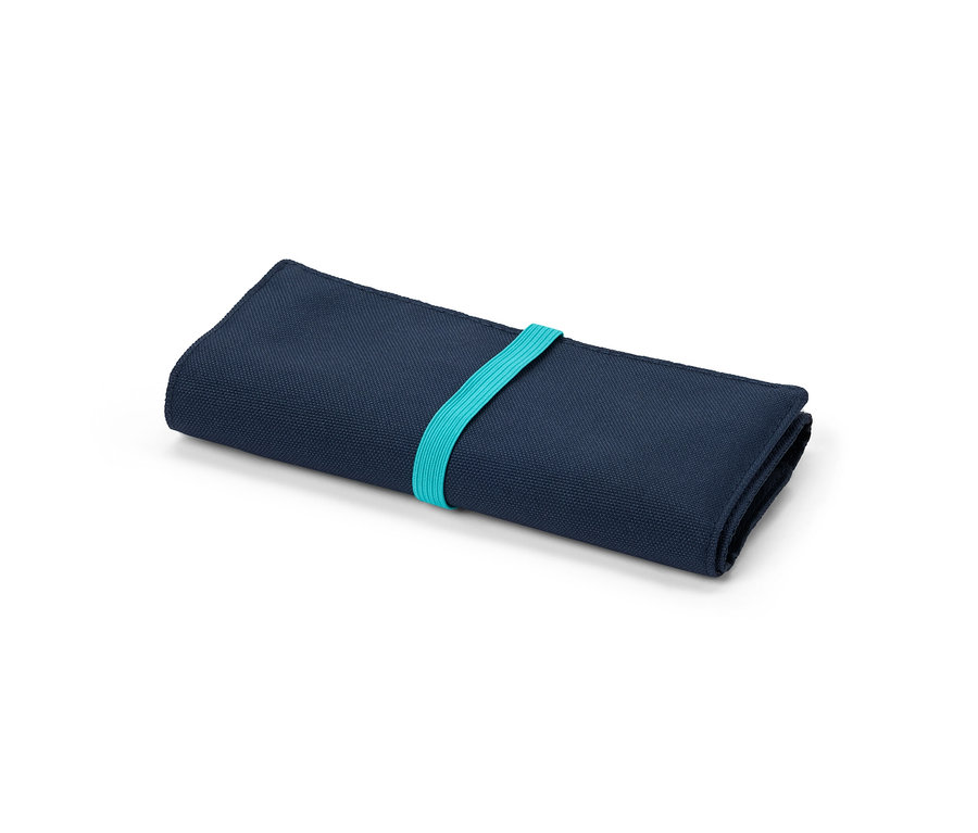 Ein marineblauer Reise-Kabel-Organizer wird von einem türkisfarbenen Gummiband gehalten.