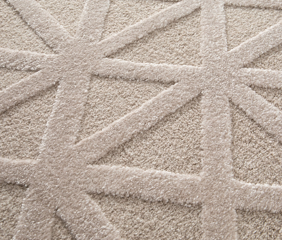 Detailaufnahme eines beigen Teppichs »Cosmo« Geo mit geometrischem Muster.