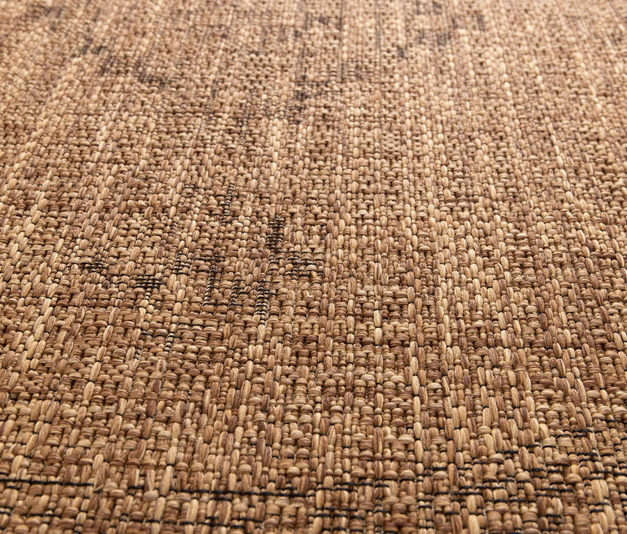 Detailaufnahme eines beigen Teppichs der Marke Roy, Antik.