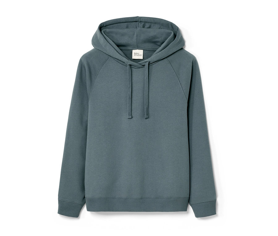 Blauer NAH/STUDIO Hoodie aus nachhaltiger Baumwolle.