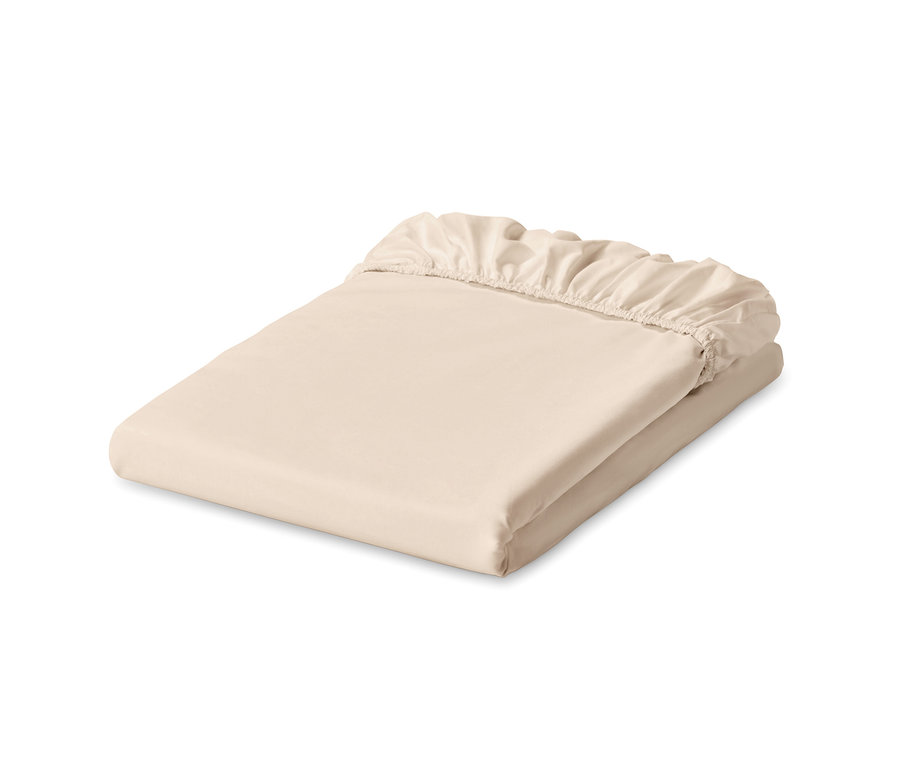 Gefaltetes, beiges Jersey-Spannbettlaken.