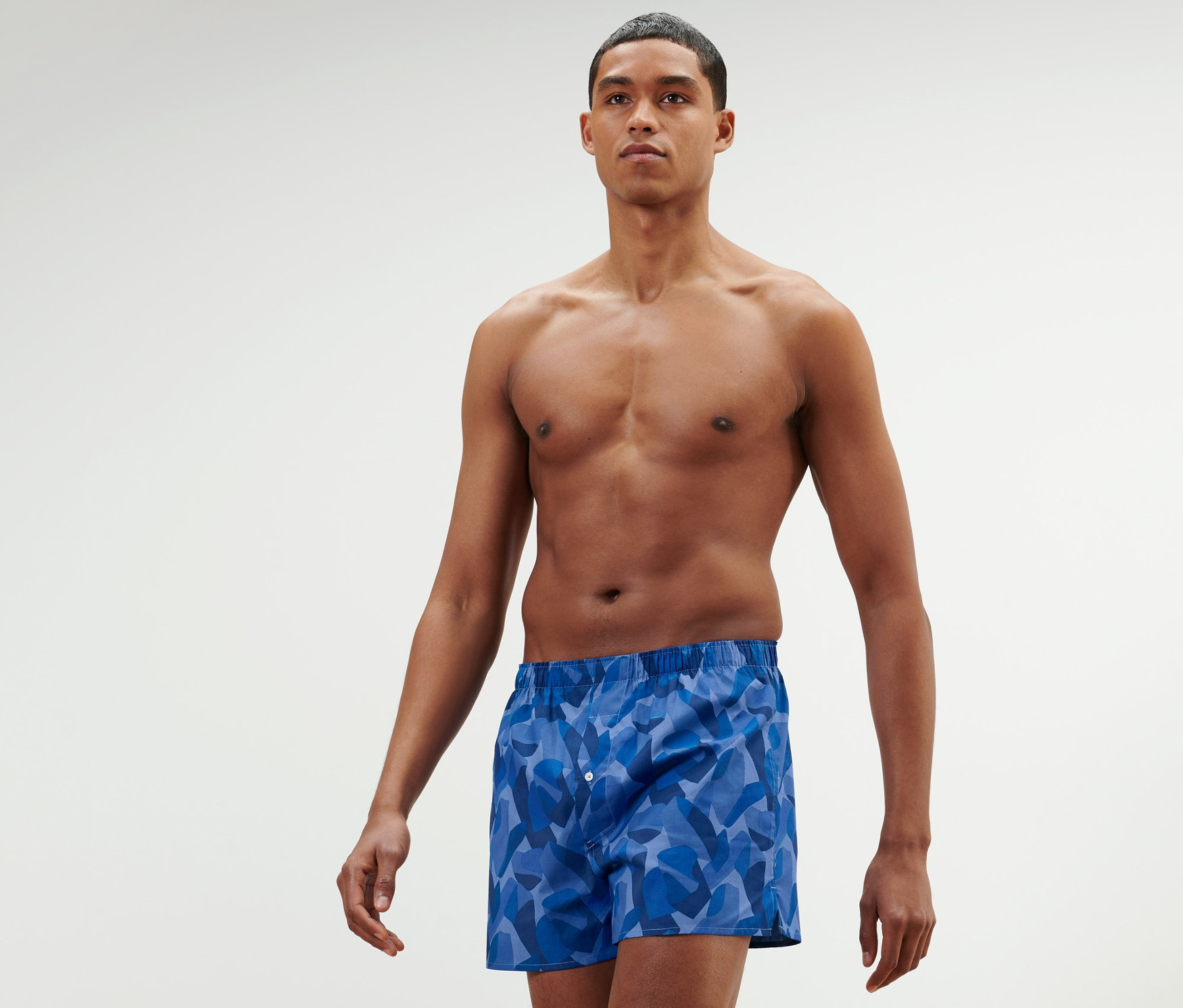 Mann posiert in 2 Web-Boxershorts.